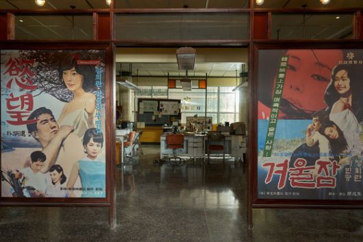 극중 배경이 되는 신성영화사 모습. 1980년대 포스터를 재현해 붙였다. 사진 넷플릭스