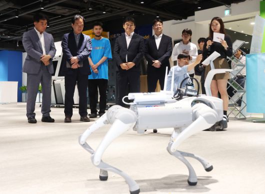 정태호 국정기획위원회 경제1분과장과 위원들이 지난 6월 25일 경기도 성남시 수정구 피지컬 AI 스타트업 마음AI를 방문해 회사 관계자로부터 피지컬 AI 로봇에 대한 설명을 듣고 있다. 뉴스1