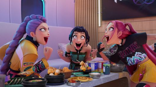 매기 강 감독은 여성 캐릭터들이 감정을 자유롭게 표현하고 다채로운 표정을 짓는 모습이 많은 이유에 대해 “(보통의) 애니메이션은 여성 캐릭터가 못 생기게 그려지면 안 된다는 생각에서 만들어지는데, 내 작품을 만들 때는 그러고 싶지 않았다”고 밝혔다. 사진 넷플릭스