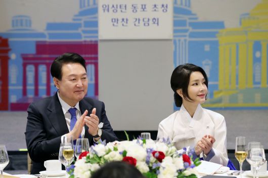 미국을 국빈 방문한 윤석열 전 대통령과 부인 김건희 여사가 2023년 4월 24일(현지시간) 워싱턴DC 한 호텔에서 열린 워싱턴 교포 초청 만찬 간담회에서 유미 호건 전 메릴랜드주지사 부인의 환영사를 듣고 박수치고 있다. [연합뉴스]