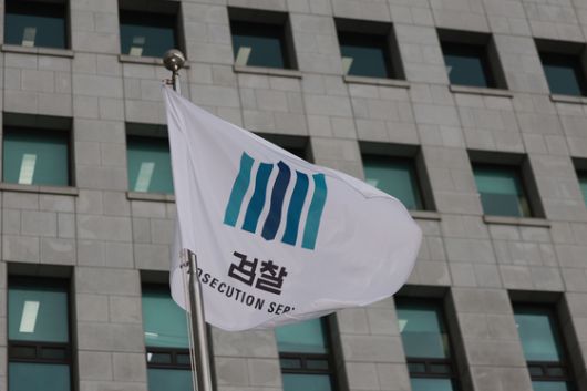 이재명 정부의 인수위 역할을 하는 국정기획위원회가 13일 '국정운영 5개년 계획안'을 발표했다. 서울 서초구 대검찰청에서 검찰기가 바람에 나부끼고 있다. 연합뉴스