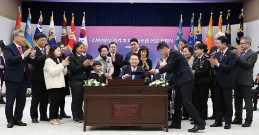 윤석열 대통령이 2023년 3월 2일 오후 서울 용산 대통령실 청사에서 국가보훈부 승격과 재외동포청 신설을 골자로 하는 ‘정부조직법’ 공포안에 서명한 뒤 축하 메시지를 작성하고 있다. [연합뉴스]