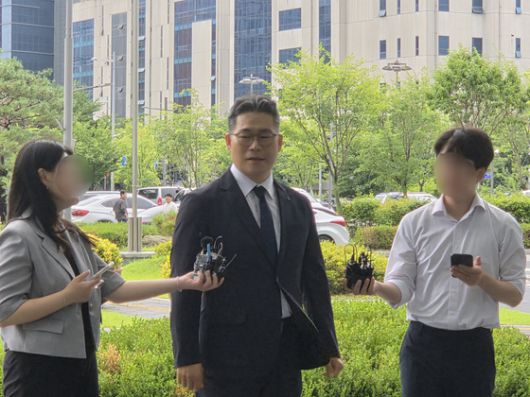 지난달 17일 임은정 서울동부지방검찰청장과의 만남을 위해 서울 송파구 동부지검에 방문한 백해룡 경정이 취재진의 질문에 답하고 있다. 오소영 기자