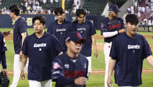 (서울=뉴스1) 김성진 기자 = 롯데 선수들이 21일 서울 송파구 잠실야구장에서 열린 프로야구 '2025 신한 SOL 뱅크 KBO리그' 롯데 자이언츠와 LG 트윈스의 경기에서 6-6으로 무승부를 거두며 연패 탈출에 실패한 후 더그아웃으로 향하고 있다. 2025.8.21/뉴스1