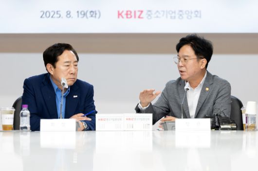 김영훈 고용노동부 장관(오른쪽)이 19일 오전 서울 영등포구 중소기업중앙회에서 열린 노조법 개정 관련 초청 간담회에서 모두발언하고 있다. 뉴스1