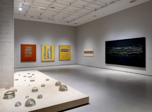 국립현대미술관에서12월 21일까지 열리는 '김창열' 회고전 전시장 모습. 사진 국립현대미술관