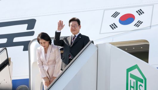 강훈식 대통령실 비서실장이 24일 오전 인천공항에서 한미정상회담을 위해 출국하고 있다. 대통령실의 '3실장'이 동시에 대통령실을 비우고 대통령 순방을 수행하는 것은 극도로 이례적인 일이다. 뉴스1