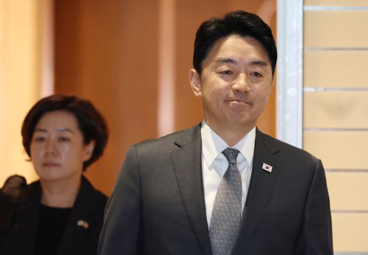 도널드 트럼프 미국 대통령이 22일(현지시간) '트럼프는 모든 것에 대해 옳았다!'라는 문구가 적힌 모자를 쓰고, 워싱턴 D.C. 백악관 오벌 오피스에서 2026 FIFA 월드컵 관련 발표를 하고 있다. 로이터=연합뉴스