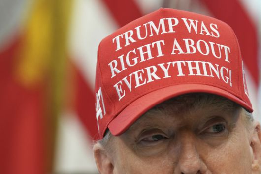 도널드 트럼프 대통령이 지난 22일(현지시간) 워싱턴 백악관 오벌오피스에서 '트럼프는 모든 것에 옳았다'고 적힌 모자를 쓰고 발언하고 있다. AP=연합뉴스