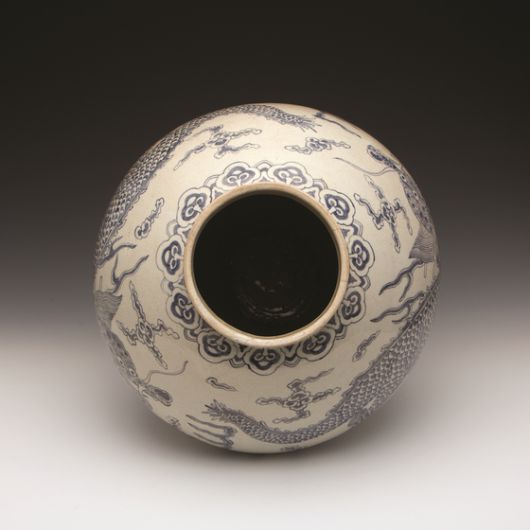 27일부터 더프리마아트센터에서 공개되는 백자청화오조룡문호(白磁靑畵五爪龍文壺).[사진 더프리마]