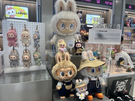 팝마트 스타필드 고양점에 진열되어 있는 라부부. 중앙포토