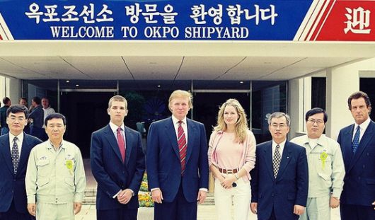 트럼프 미국 대통령이 사업가 시절인 1998년 6월 5일 경남 거제 대우중공업(현 한화오션) 옥포조선소를 방문해 일행과 본관 건물 앞에서 기념촬영을 하고 있다. 트럼프 대통령 왼쪽은 장남인 트럼프 주니어, 오른쪽은 전 아내인 배우 출신 말라 메이플스다. 사진 대우조선해양