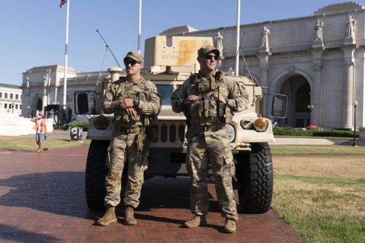 주방위군 대원들이 23일(현지시간) 워싱턴에서 유니온역을 일대에 배치돼 있다. 치안을 위해 주방위군을 투입한다는 트럼프 대통령의 결정과 관련 미국 내 논란이 거세지고 있다. AP=연합뉴스