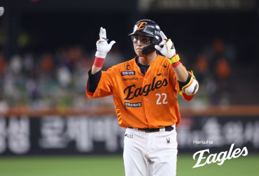 지난 23일 대전 SSG전에서 만루 2타점 적시타로 승리에 쐐기를 박고 기뻐하는 채은성. 사진 한화 이글스