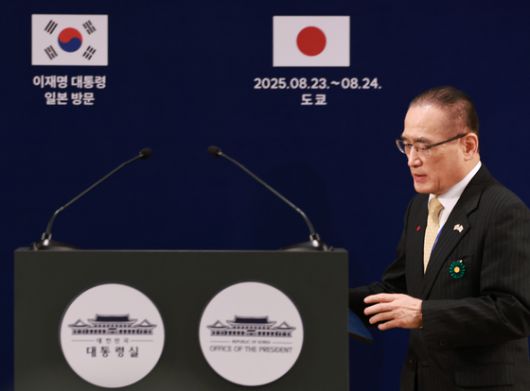 이재명 대통령이 23일 일본 도쿄 총리 관저에서 열린 한일 확대정상회담에서 기념촬영 뒤 자리로 향하고 있다. 연합뉴스