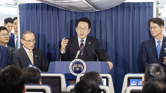 이재명 대통령과 위성락 국가안보실장이 24일(현지시간) 일본 도쿄 하네다공항 이륙 뒤 한미 정상회담을 위해 미국 워싱턴DC로 향하는 공군 1호기 기내에서 기자간담회를 하고 있다. 김현동 기자