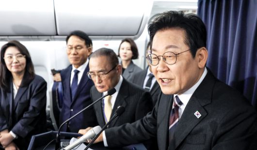 이재명 대통령이 24일(현지시간) 일본 도쿄 하네다공항 이륙 뒤 한미 정상회담을 위해 미국 워싱턴DC로 향하는 공군 1호기 기내에서 기자간담회를 하고 있다. 대통령실사진기자단