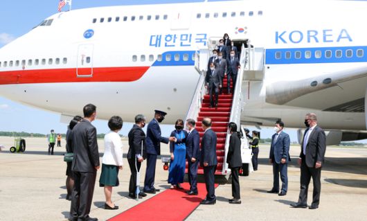 한미 정상회담에 참석하는 문재인 대통령이 19일(현지시간) 미국 워싱턴 앤드류스 공군기지에 도착, 쿨리 89 항공지원 전대장과 인사하고 있다. 이재명 대통령의 이번 방미와 마찬가지로 공식 실무방문이었다. 연합뉴스