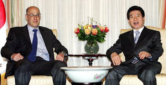 노무현 전 대통령이 2006년 9월 13일(현지시간) 워싱턴 영빈관(블레어하우스)에서 헨리 폴슨 미 재무장관을 만나 환담하고 있다. 중앙포토