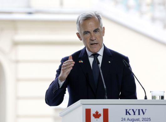 마크 카니 캐나다 총리가 24일(현지시간) 우크라이나 키이우에서 열린 정상회담 후 우크라이나 대통령과 공동 기자회견에 참석하고 있다. EPA=연합뉴스