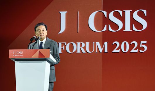 홍석현 중앙홀딩스 회장이 26일 서울 중구 신라호텔 다이너스티홀에서 열린 '중앙일보-CSIS 포럼 2025'에서 개회사를 하고 있다. 김종호 기자