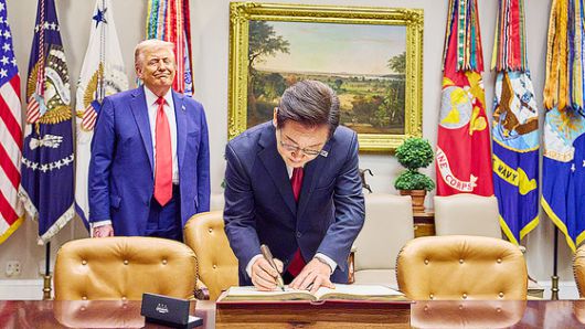 대통령실이 25일(현지시간) 공개한 한미 정상회담을 위해 이재명 대통령이 준비한 선물. 명장이 제작한 금속 거북선, 국산 골드파이브 수제 맞춤형 퍼터, 카우보이 마가 모자, 펜 등이다. 펜은 선물이 아닌 이 대통령의 서명용이었지만 트럼프 대통령의 요청으로 즉석에서 선물했다. 대통령실 제공