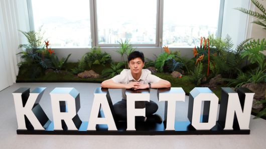 이강욱 크래프톤 딥러닝본부장(메디슨 위스콘신대 전기컴퓨터공학부 교수)이 지난 22일 서울 강남구 역삼동 크래프톤 본사에서 포즈를 취하고 있다. 사진 크래프톤