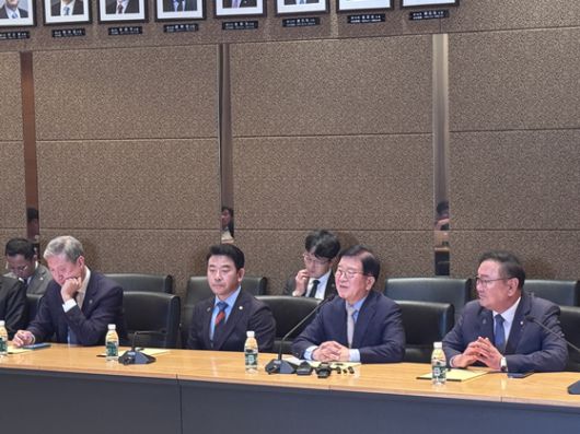 26일 오후 베이징 한국대사관에서 박병석 특사단장(오른쪽 두번째)과 박정 특사(오른쪽), 김태년 특사(왼쪽 두번째), 노재헌 특사(왼쪽)이 특파원단 기자간담회를 갖고 지난 사흘간의 활동을 이야기하고 있다. 신경진 특파원