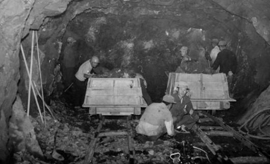 공사 중 11명이 숨진 충북 옥천군 당재터널(옥천터널)의 공사 광경. [중앙포토]