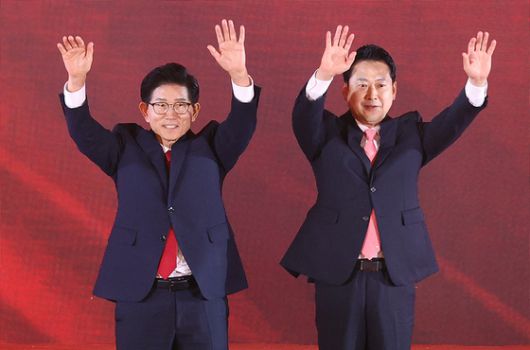 지난 22일 충북 청주 오스코에서 열린 국민의힘 제6차 전당대회에서 김문수(왼쪽), 장동혁 당대표 후보가 결선투표에 오른 뒤 인사하고 있다. 뉴스1