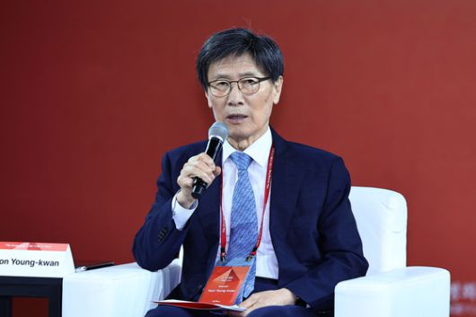 '중앙일보-CSIS 포럼 2025'가 26일 서울 중구 신라호텔 다이너스티홀에서 열렸다. 이날 '3세션에서 좌장을 맡은 윤영관 전 외교통상부장관이 발언하고 있다. 김종호 기자