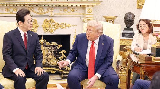 25일(현지시간) 미국 워싱턴DC 백악관에서 열린 한미정상회담에서 이재명 대통령이 트럼프 미국 대통령으로부터 받은 선물. 트럼프 대통령이 서명해준 오찬 메뉴판(왼쪽)과 마가(MAGA?Make America Great Again) 모자. 가운데는 백악관 기념 메달(Presidential Challenge Coin). 대통령실사진기자단.