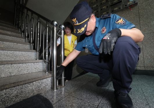 합동 점검반이 계단 난간 밑도 살피고 있다. 연합뉴스