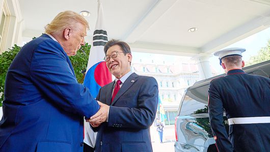 이재명 대통령이 25일(현지시간) 미국 워싱턴DC 백악관 오벌 오피스에서 도널드 트럼프 미국 대통령과 한미정상회담을 하고 있다. 대통령실사진기자단