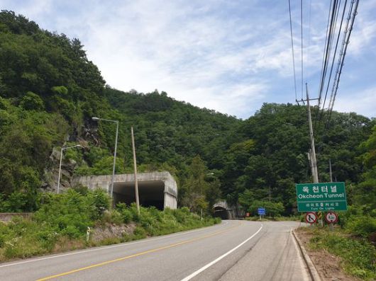 충북 옥천군 당재터널(옥천터널) 현재 모습. 고속도로 구간이 바뀌어 지금은 지방도로 쓰인다. 강갑생 기자