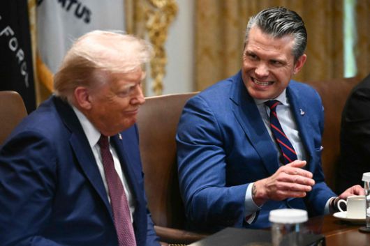 마코 루비오 미 국무장관이 26일(현지시간) 백악관에서 열린 국무회의에서 도널드 트럼프 대통령이 평화 문제 등을 언급하는 사이 피곤한 표정을 짓고 있다. 로이터=연합뉴스