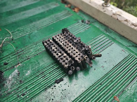 경기도소방재난본부는 지난 19일 경기 동두천시 송내동 아파트 1층 세대에서 화재가 발생했으며, 충전 중이던 캠핑용 리튬이온 배터리에서 불이 난 것으로 보고 정확한 화재 원인을 조사하고 있다고 밝혔다. 사진은 발화 추정 배터리 모습. 사진 경기도소방재난본부