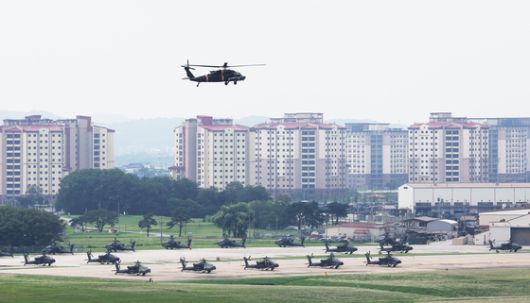 이재명 대통령이 25일(현지시간) 워싱턴DC 백악관에서 방명록을 작성하고 있다. 지켜보던 트럼프 대통령이 펜에 관심을 보이자 이 대통령이 즉석에서 선물했다. 대통령실사진기자단