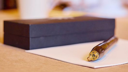 대통령실은 26일 이재명 대통령이 도널드 트럼프 미국 대통령에게 백악관 방명록 서명에 사용한 펜을 선물했다고 공개했다. [사진 대통령실]