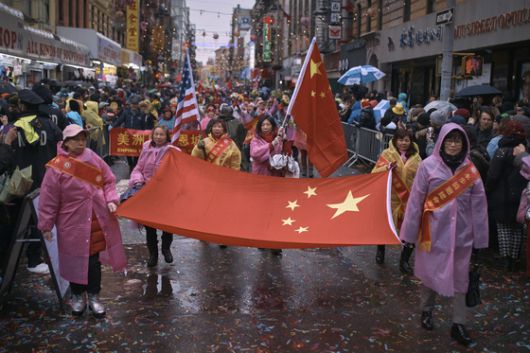올해 2월 16일 미국 뉴욕 차이나타운에서 열린 중국 춘절 퍼레이드에서 퍼레이드 참가자들이 중화인민공화국 국기를 들고 행진하고 있다. AP=연합뉴스