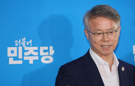 27일 서울 여의도 국회에서 더불어민주당 민형배 의원이 검찰개혁 관련 브리핑을 하고 있다. 연합뉴스