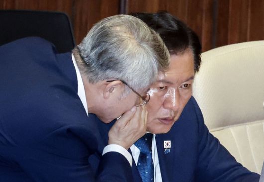 정청래 더불어민주당 대표가 27일 오후 국회 본회의장에서 민형배 검찰개혁 특별위원회 위원장과 대화하고 있다. 김성룡 기자