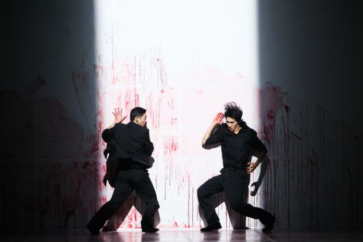 28일 서울 종로구 세종문화회관 S시어터에서 열린 김성훈 on Sync Next 25 'Pink' 언론공개 및 기자간담회에서 출연진이 주요 장면을 시연하고 있다. 무용수들은 신체적 폭력은 물론 자해, 노출 등의 행위를 적나라하게 보여준다. 연합뉴스