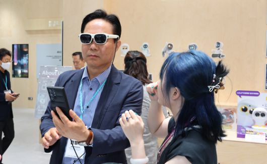 평화 오디세이 참가자가 상하이 모쑤공간에서 AI 제품을 체험하고 있다. 장진영 기자
