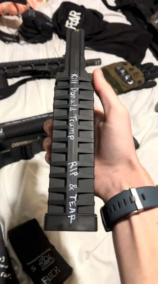 미국 미네소타주 미니애폴리스에 있는 ‘수태고지 가톨릭 학교’에서 총격 사건이 발생한 후 경찰 바리케이드 밖에서 해당 학교의 학생이 그의 가족과 포옹하고 있다. 로이터=연합뉴스