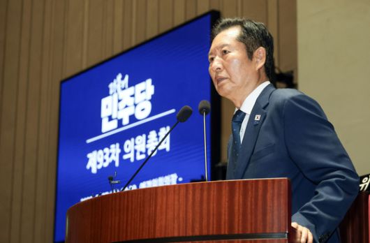 정청래 더불어민주당 대표가 27일 오후 국회 본회의장에서 민형배 검찰개혁 특별위원회 위원장 등 의원들과 대화하고 있다. 김성룡 기자