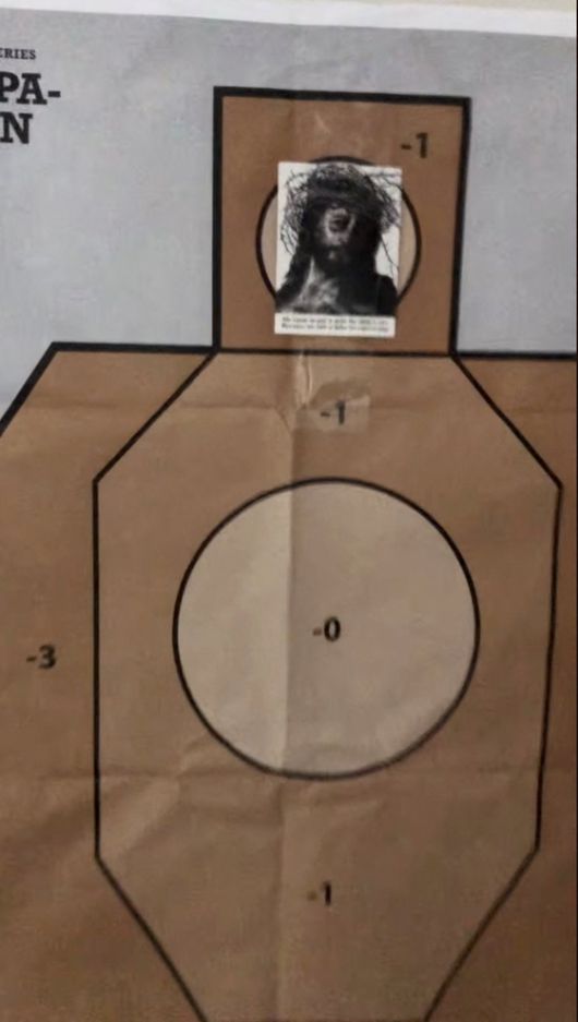 무기와 소총 탄창에 각기 다른 메시지와 이름이 적힌 모습. 너의 신이 어디에 있냐는 등의 문구가 영어로 적혀있다. 로이터=연합뉴스