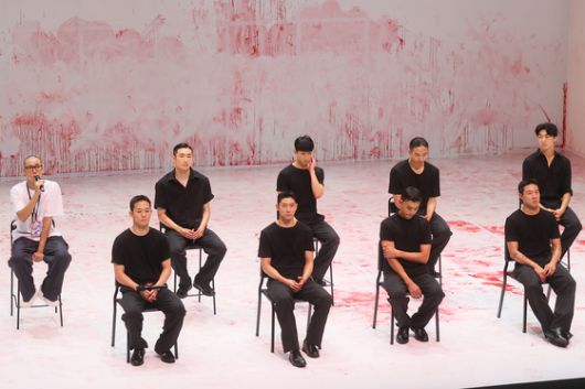 (왼쪽)김성훈 안무가와 무용수들이 28일 서울 종로구 세종문화회관 S시어터에서 열린 김성훈 on Sync Next 2025 'Pink' 언론공개 및 기자간담회에 참가했다. 이들은 이 작품에 대해 "힘들다"고 입을 모았다. 연합뉴스