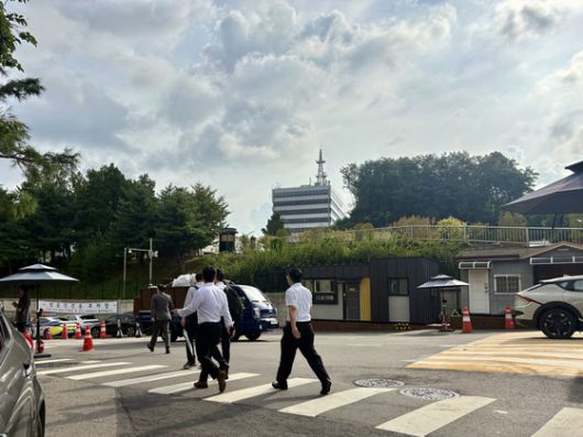 29일 오전 순직해병특검팀(특별검사 이명현)은 서울 용산구 국방부 검찰단에 검사와 수사관을 보내 압수수색에 착수했다. 이아미 기자