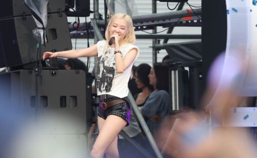 블랙핑크 로제가 지난 6월 28일 오후 인천 서구 인천아시아드 주경기장에서 열린 '싸이 흠뻑쇼 SUMMER SWAG 2025 - 인천'에 특별 게스트로 출연해 화려한 무대를 선보이고 있다. 뉴스1